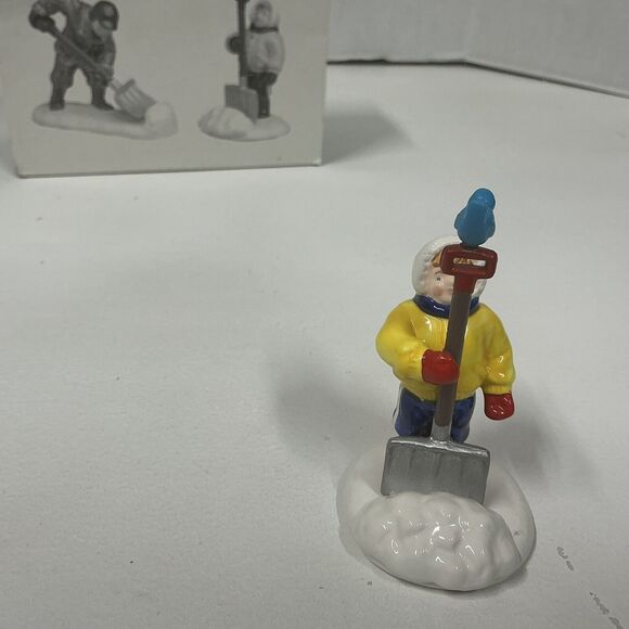 Dept 56 Snow Village “A HEAVY SNOWFALL” Set of 2 Figures Retired #5434-8 - Picture 11 of 12